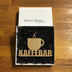 Træskilt i egefiner med teksten Kaffebar